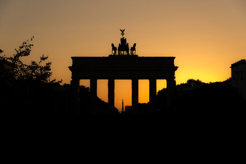 Deutschland, Berlin, Brandenburger Tor bei Sonnenuntergang - MKFF000067