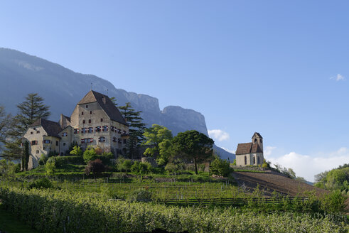 Italien, Südtirol, Südtiroler Unterland, Eppan, Obsthandschuh am Schloss Englar, mit Schlosskirche St. Sebastian - LB000923