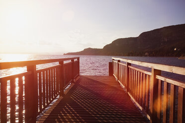 Italien, Gardasee, Steg bei Sonnenuntergang - ZMF000333