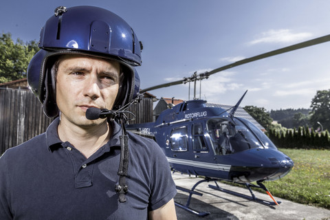 Deutschland, Bayern, Landshut, Hubschrauberpilot mit Helm, lizenzfreies Stockfoto