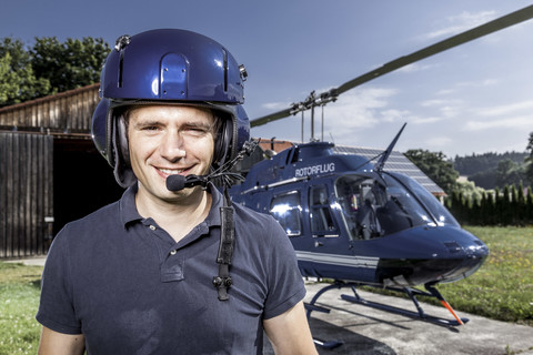 Deutschland, Bayern, Landshut, Hubschrauberpilot mit Helm, lizenzfreies Stockfoto