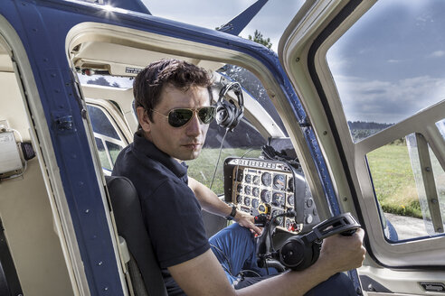 Deutschland, Bayern, Landshut, Hubschrauberpilot im Cockpit - KDF000069