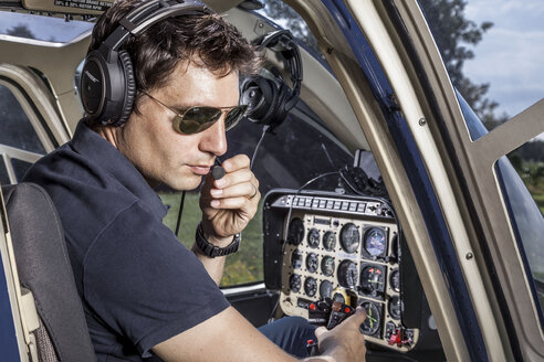 Deutschland, Bayern, Landshut, Hubschrauberpilot im Cockpit - KDF000038