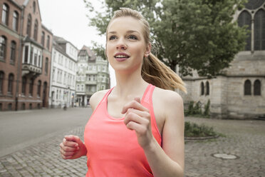 Deutschland, Niedersachsen, Hannover, Porträt einer jungen Joggerin - GCF000033