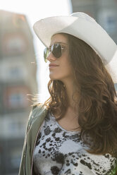 Porträt eines Teenagers mit Sonnenbrille und weißem Hut - UUF001594