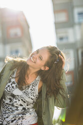 Porträt eines lachenden Teenagers mit Hand im Haar - UUF001649