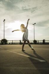 Junge Balletttänzerin beim Training auf einem Parkdeck - UUF001643