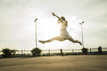 Junge Balletttänzerin beim Training auf einem Parkdeck - UUF001618