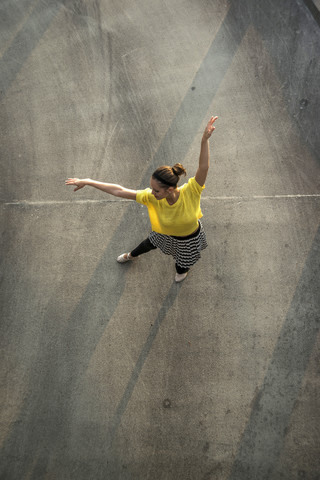 Junge Balletttänzerin beim Training auf einem Parkdeck, lizenzfreies Stockfoto