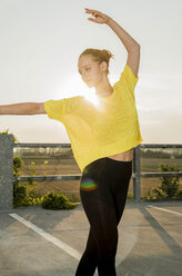 Junge Balletttänzerin beim Training auf einem Parkdeck - UUF001623