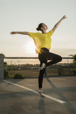 Junge Balletttänzerin beim Training auf einem Parkdeck, lizenzfreies Stockfoto
