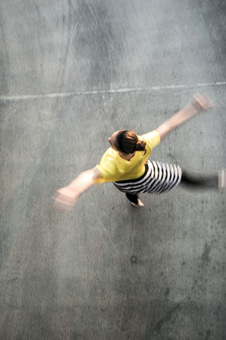 Junge Balletttänzerin beim Training auf einem Parkdeck, lizenzfreies Stockfoto