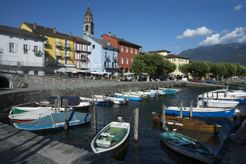 Schweiz, Tessin, Ascona, Hafen, Lago Maggiore, Kirche Santi Pietro e Paolo - WEF000199