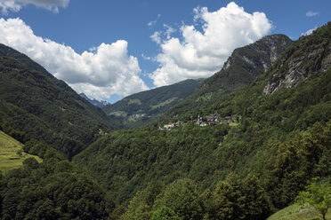 Schweiz, Tessin, Blick auf Valle Onsernone mit Isorno-Schlucht, Bergdörfer Russo und Comologno - WEF000191