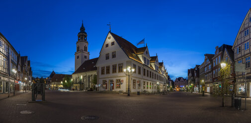 Deutschland, Niedersachsen, Celle, St. Marienkirche und Altes Rathaus, Blaue Stunde - PVCF000072