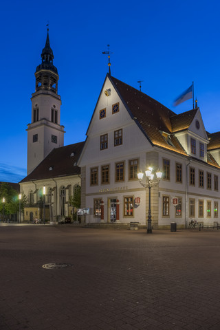 Deutschland, Niedersachsen, Celle, St. Marienkirche und Altes Rathaus, Blaue Stunde, lizenzfreies Stockfoto