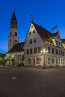 Deutschland, Niedersachsen, Celle, St. Marienkirche und Altes Rathaus, Blaue Stunde - PVCF000068