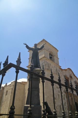 Südamerika, Peru, Arequipa, Statue des Franz von Assisi vor der Kirche San Fransisco, lizenzfreies Stockfoto