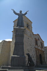 Südamerika, Peru, Arequipa, Statue des Franz von Assisi vor der Kirche San Fransisco - KRPF000630