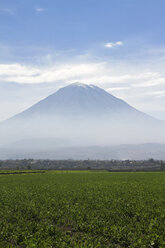 Südamerika, Peru, Vulkan Misti bei Arequipa - KRPF000636