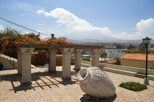 Südamerika, Peru, Blick von Arequipa auf den Vulkan Misti - KRPF000645