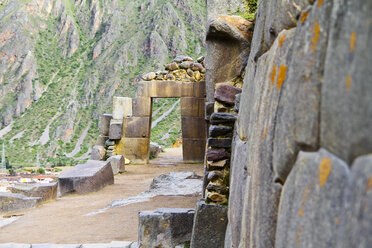 Südamerika, Blick auf die Ruinen von Ollantaytambo bei Cusco - KRPF000677