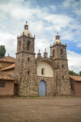 Südamerika, Peru, Blick auf eine kleine koloniale Kirche in Cusco - KRPF000685