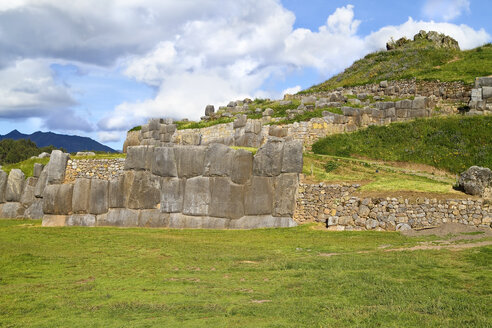 Südamerika, Blick auf die Ruinen von Saksaywaman in Cusco - KRPF000695
