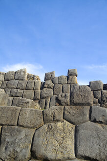 Südamerika, Blick auf die Ruinen von Saksaywaman in Cusco - KRPF000699