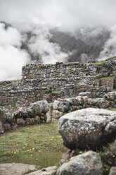 Südamerika, Peru, Blick auf Chinchero, Steinmauern - KRPF000708