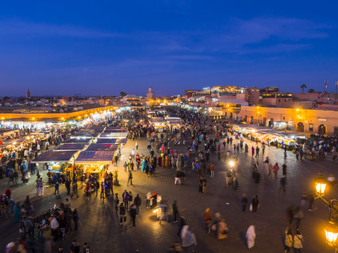 Afrika, Marokko, Marrakesch-Tensift-El Haouz, Marrakesch, Blick über den Markt am Djemaa el-Fna-Platz am Abend, lizenzfreies Stockfoto