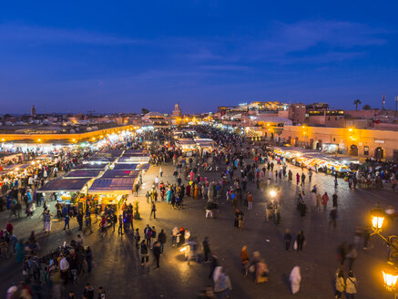 Afrika, Marokko, Marrakesch-Tensift-El Haouz, Marrakesch, Blick über den Markt am Djemaa el-Fna-Platz am Abend - AMF002625