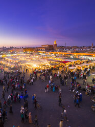 Afrika, Marokko, Marrakesch-Tensift-El Haouz, Marrakesch, Blick über den Markt am Djemaa el-Fna-Platz am Abend - AMF002627