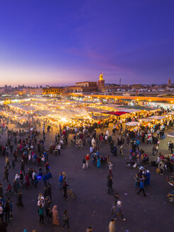 Afrika, Marokko, Marrakesch-Tensift-El Haouz, Marrakesch, Blick über den Markt am Djemaa el-Fna-Platz am Abend - AMF002627