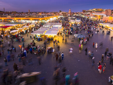 Afrika, Marokko, Marrakesch-Tensift-El Haouz, Marrakesch, Blick über den Markt am Djemaa el-Fna-Platz am Abend - AMF002628