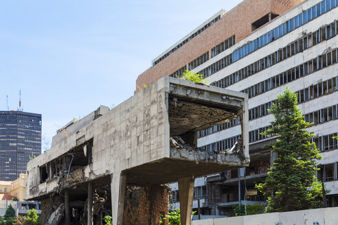 Serbien, Belgrad, Novi Beograd, Savski Venac, Überreste eines Regierungsgebäudes, das im Jugoslawienkrieg von der NATO bombardiert wurde - AMF002623