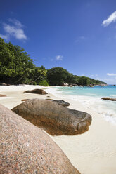 Seychellen, Insel Praslin, Blick auf den Strand von Anse Lazio - KRPF000710