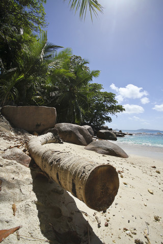 Seychellen, Insel Praslin, Blick auf den Strand von Anse Lazio, lizenzfreies Stockfoto