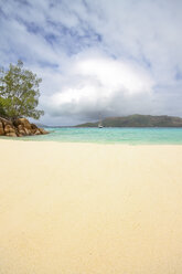 Seychellen, Blick auf den Strand der Insel Curieuse - KRPF000723