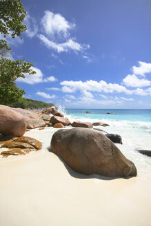 Seychellen, Insel Praslin, Blick auf den Strand von Anse Lazio - KRP000726