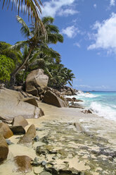 Seychellen, Insel La Digue, Blick auf den Strand Anse Patate - KRP000739