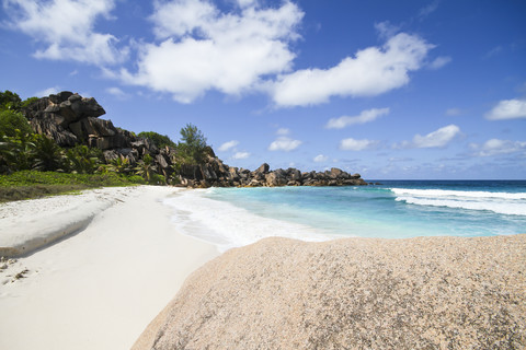 Seychellen, Blick auf den Strand Petit Anse auf der Insel La Digue, lizenzfreies Stockfoto