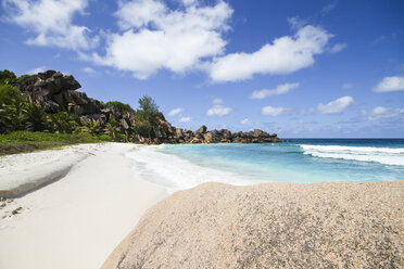 Seychellen, Blick auf den Strand Petit Anse auf der Insel La Digue - KRPF000740