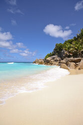 Seychellen, Blick auf den Strand Petit Anse auf der Insel La Digue - KRPF000741