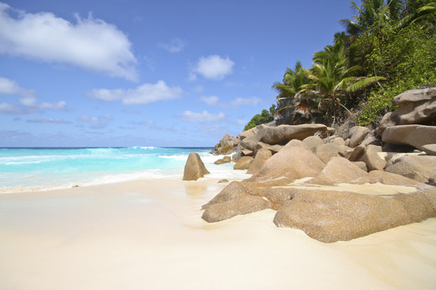 Seychellen, Blick auf den Strand Petit Anse auf der Insel La Digue, lizenzfreies Stockfoto