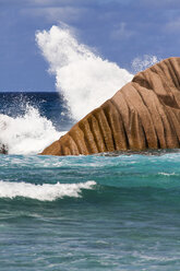 Seychellen, Blick auf brechende Wellen am Strand Anse Cocos auf der Insel La Digue - KRPF000745