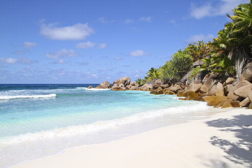 Seychellen, Blick auf den Strand Anse Cocos auf der Insel La Digue - KRPF000746