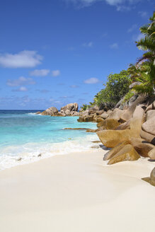 Seychellen, Blick auf den Strand Anse Cocos auf der Insel La Digue - KRP000747