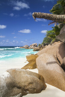 Seychellen, Blick auf den Strand Anse Cocos auf der Insel La Digue - KRPF000748