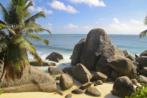 Seychellen, Blick auf einen Strand auf der Insel Mahe, lizenzfreies Stockfoto